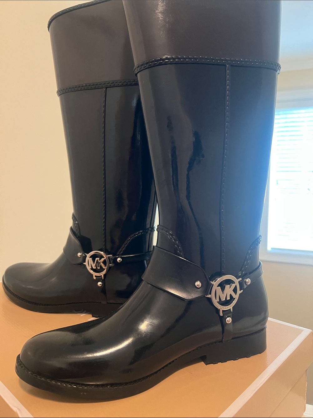 Michael Kors Black Logo, Glossy Tall Women's Boot. EXCELLENT CONDITION. Size: 9 - Picture 4 of 11